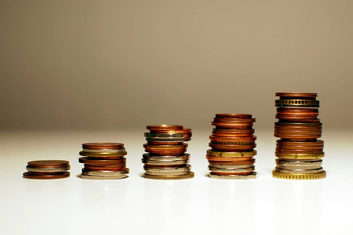 debt snowball method example showing a visual flowchart of three credit accounts being paid off in ascending order of balance, starting with the smallest